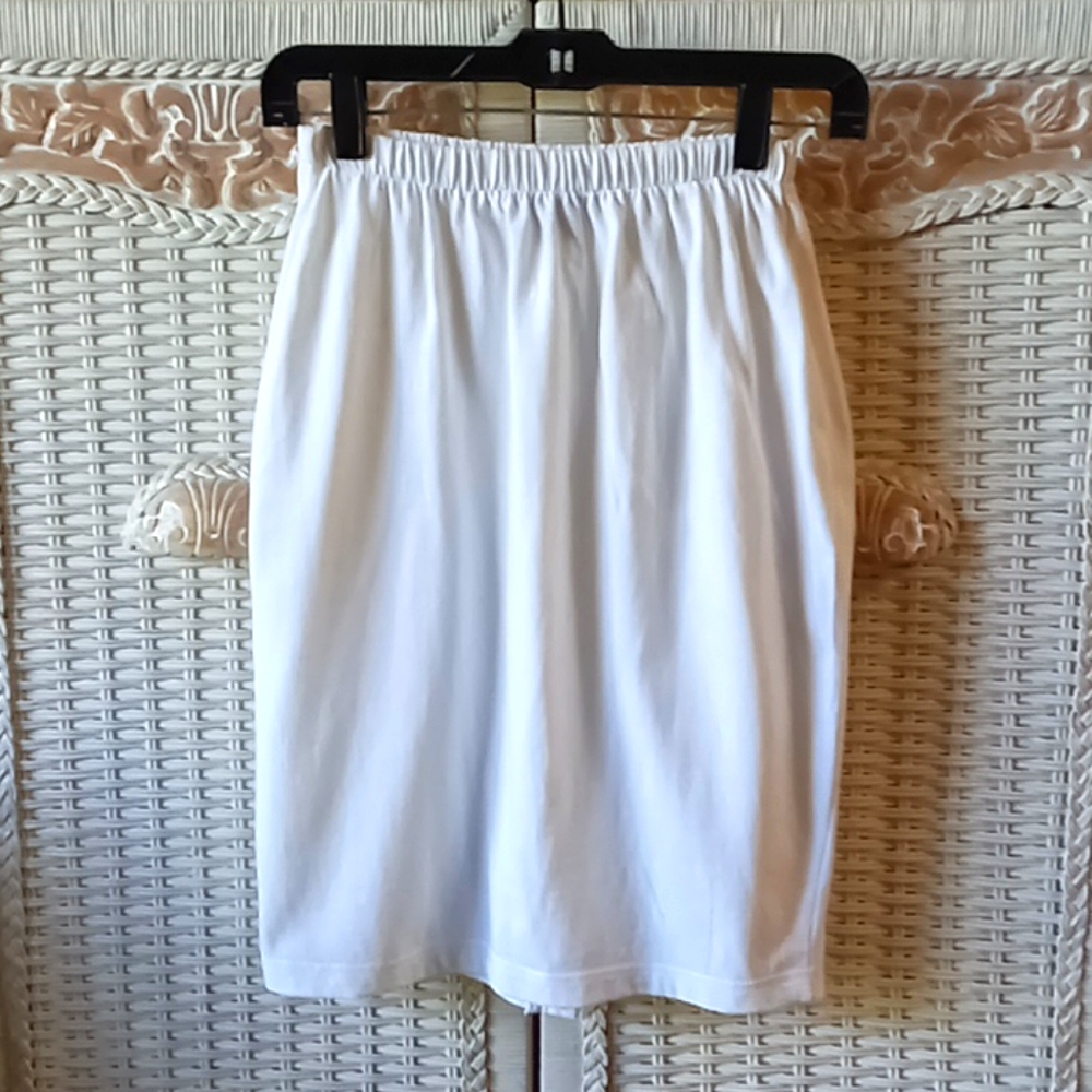 White stretchy midi skirt with rosette on back